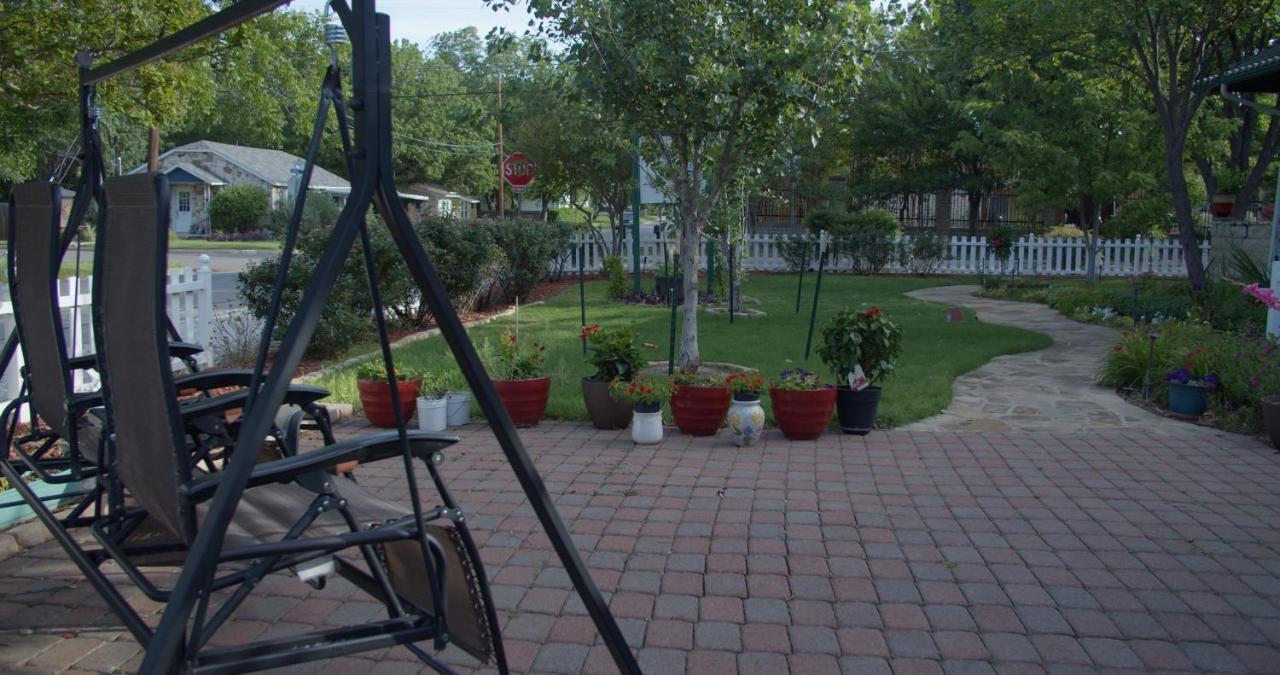 Granbury Gardens Bed And Breakfast Extérieur photo