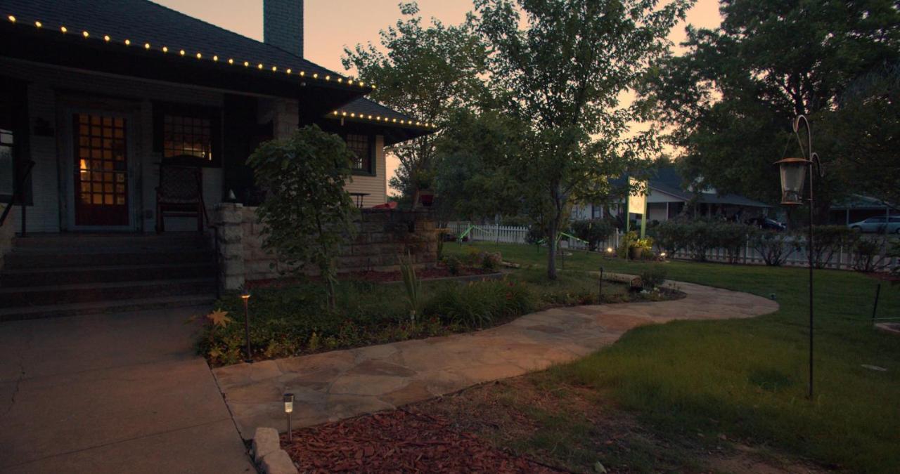 Granbury Gardens Bed And Breakfast Extérieur photo