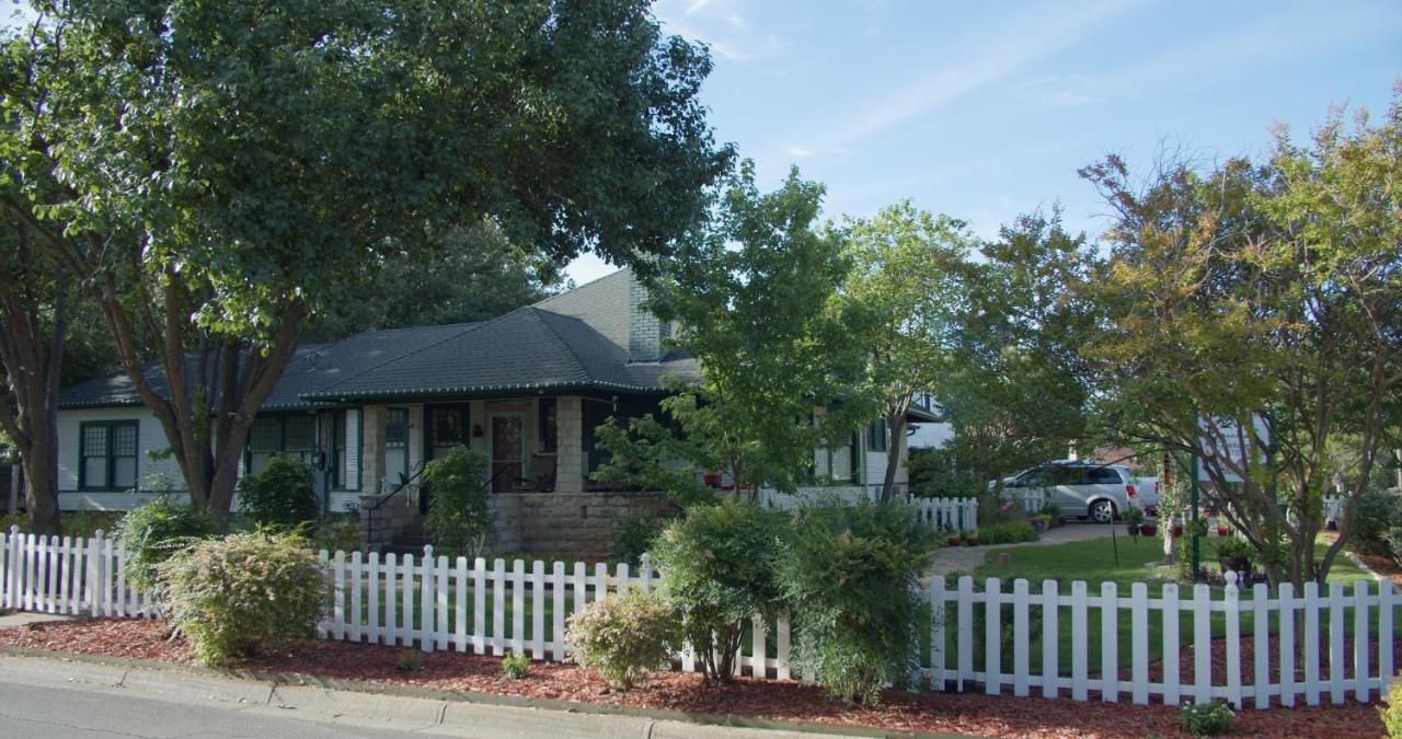 Granbury Gardens Bed And Breakfast Extérieur photo