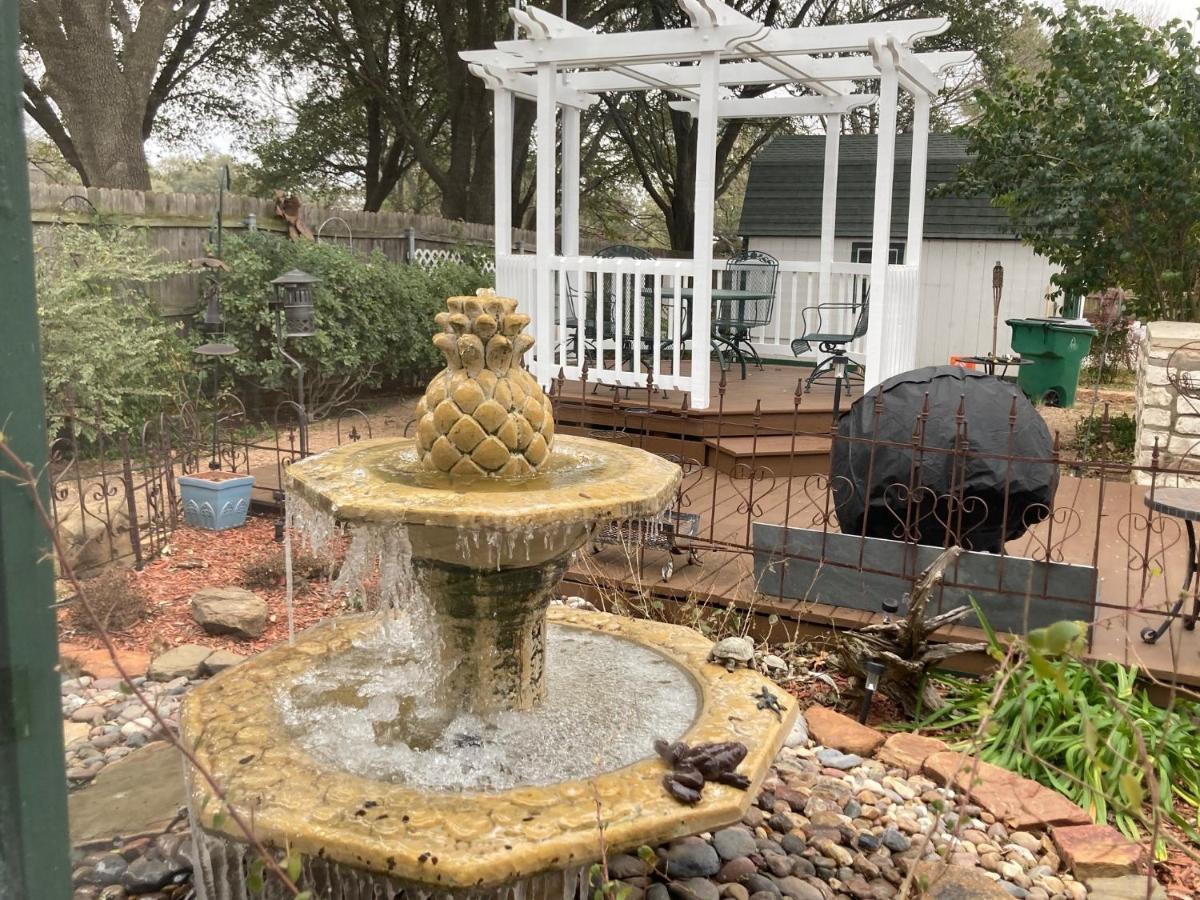 Granbury Gardens Bed And Breakfast Extérieur photo