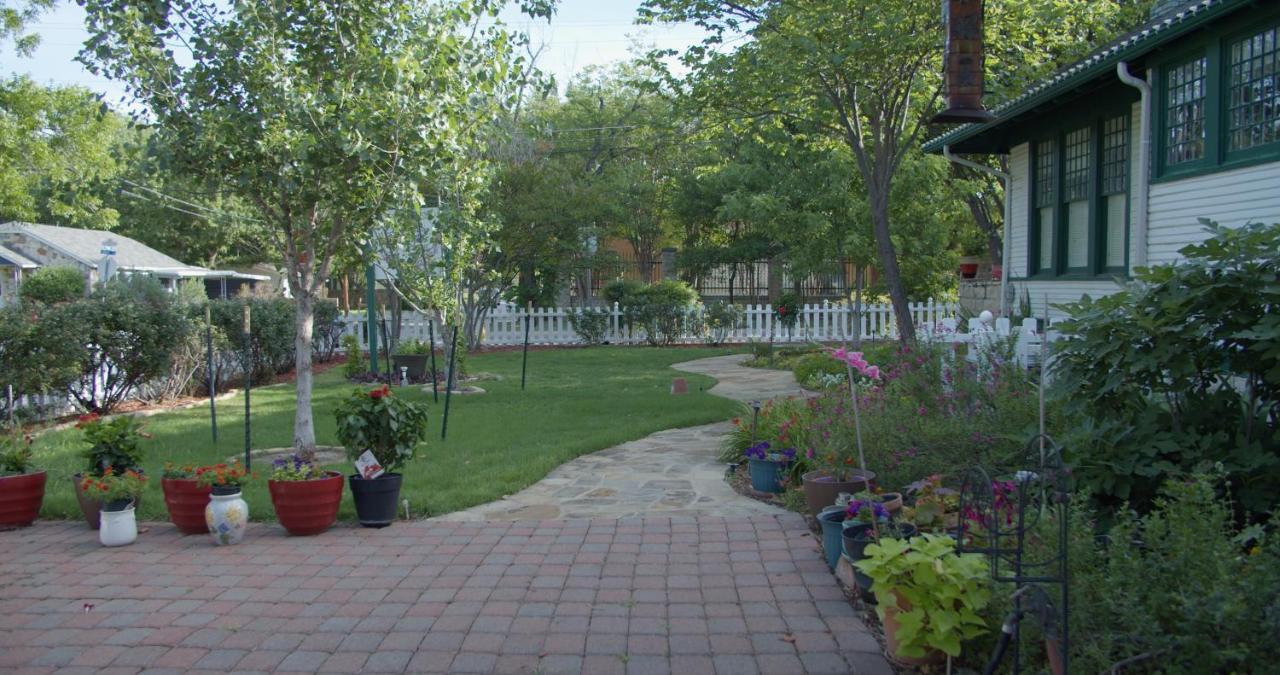 Granbury Gardens Bed And Breakfast Extérieur photo
